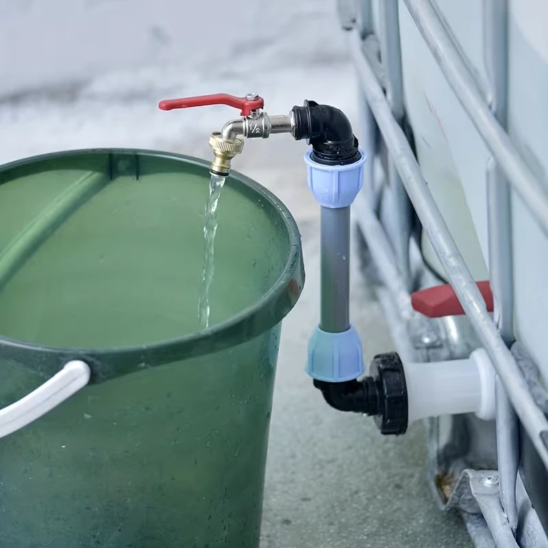 Gooseneck adapter sa slavinom za IBC kontejner položen na zemlju